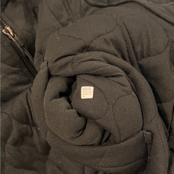 Lululemon Black/Cropped Quilted Half Zip Scuba - Picture 6 of 6
